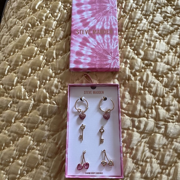Steve Madden charm earrings set of 3 Jewelry gold - Picture 3 of 5